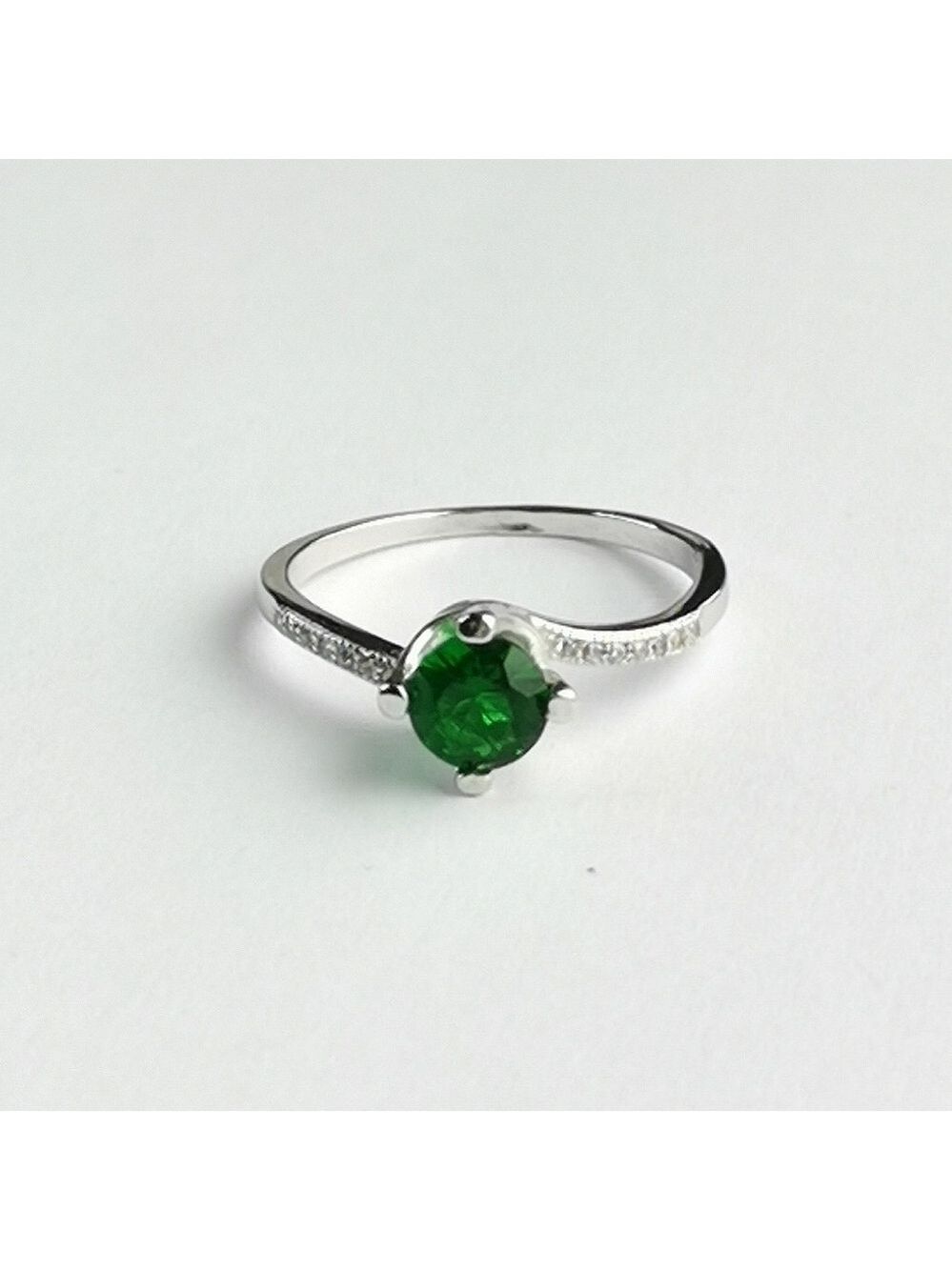 Twist Emerald solitaire ring in Sterling Silver and White Sapphire size 8.75 🆕
